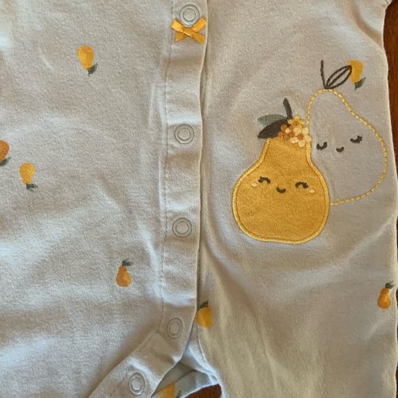 🍓3/$10 Carters Pear Print Newborn Footies - Picture 4 of 7